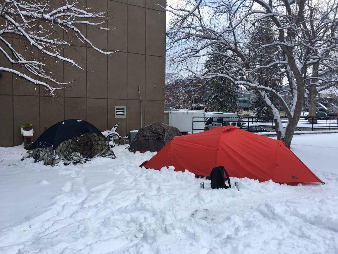 不同颜色的露营帐篷站在雪地里